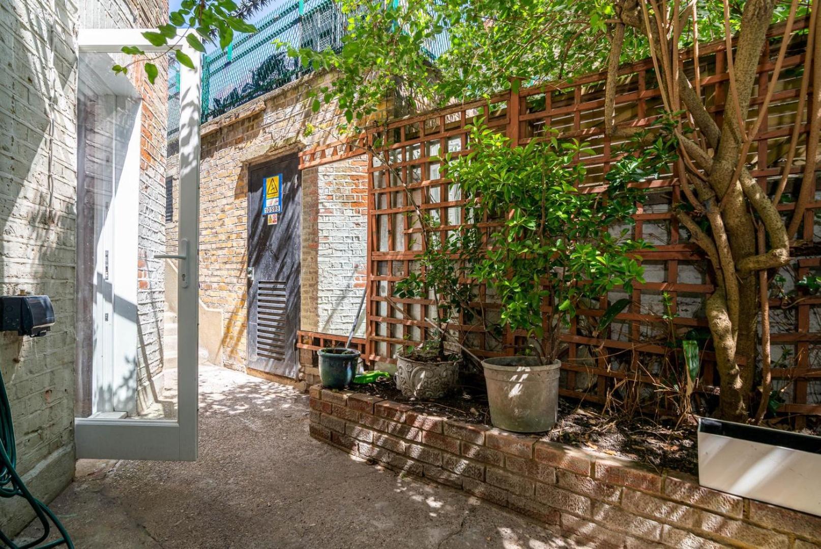 Appartamento Guestready - Micro Garden Flat In Fulham Londra
